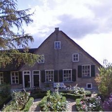 Boerderij waarvan woonhuis en bedrijfsgedeelte onder een rieten zadeldak