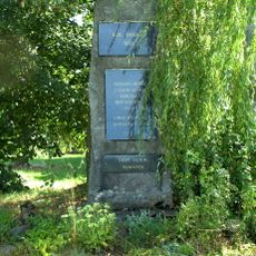 Pomník padlým u kostela ve Velkém Valtinově