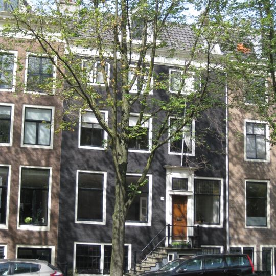 Pand met a-symmetrische gevel onder rechte triglyfenlijst met dakkapel