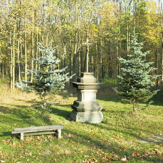 Kříž u kostela v Českém Jiřetíně