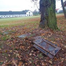 Kříž jižně Malého Malahova na svahu