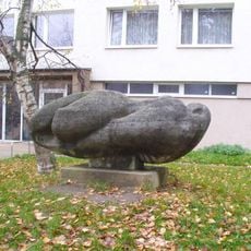Kamenná plastika u domu Vodárenská 3002 v Mělníku