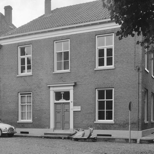 Deftig herenhuis met schuiframen en deur uit de bouwtijd