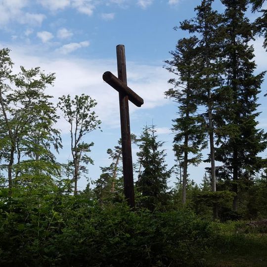 Dřevěný kříž na vrchu Velká Baba v Brdech