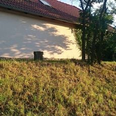 Kříž v Ouběnicích nad silnicí