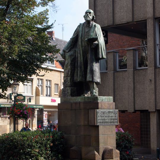 Statue of Pierre Cuypers