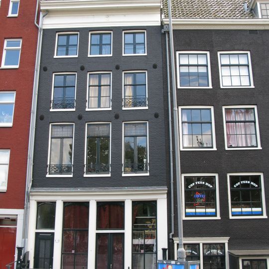 Pand met gevel onder rechte lijst