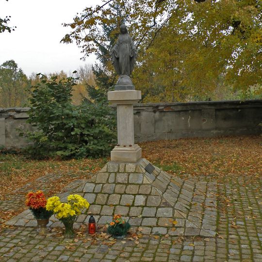 Cmentarz kościelny z „Grobami Masońskimi” i skarpą ogrodową w Warszawie