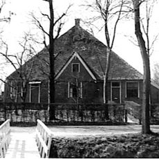 Streek-eigen trant gebouwde stolpboerderij