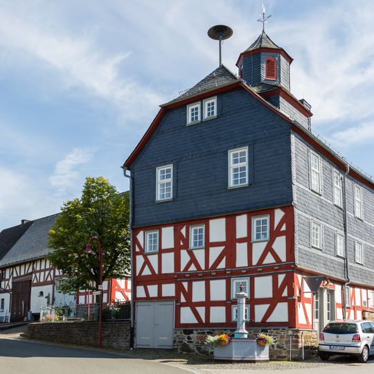 Alte Schule und Brunnen