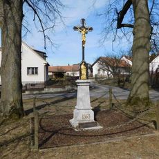 Kříž na návsi v Kalhově