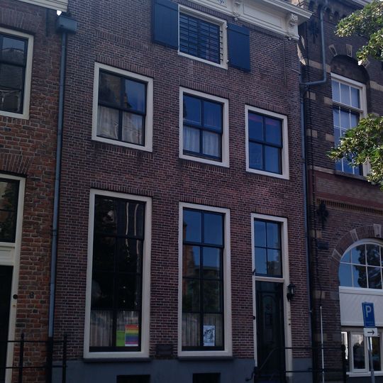 Pand onder schilddak met gevel onder oudere kroonlijst