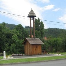 Dřevěná zvonice na křižovatce silnic uprostřed Bystřičky