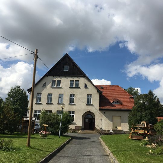 Grundschule Schöpstal; Schule mit Nebengebäude Hauptstraße 3