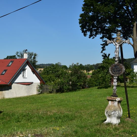 Kříž u kaple v Psárově