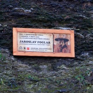 Pamětní deska Jaroslava Foglara v Prokopském údolí v Praze