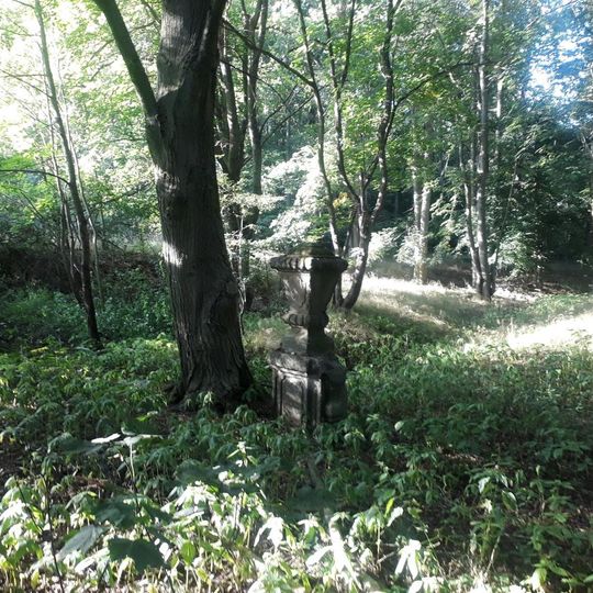 Památník severovýchodně od Plas