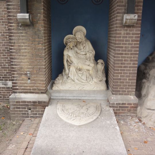 Grafmonument met Pietàbeeld