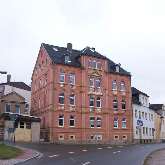 Mietshaus in halboffener Bebauung Forststraße 2