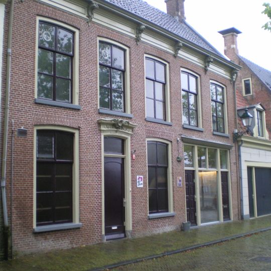 Vijf traveeën breed herenhuis onder dwars zadeldak tussen topgevels