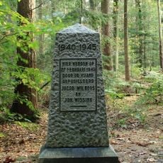 Monument in het bos Elfbergen