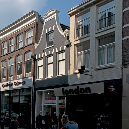 Pand met gepleisterd klokgeveltje en jongere onderpui