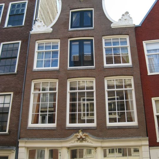 Pand met halsgevel met gesneden houten pui