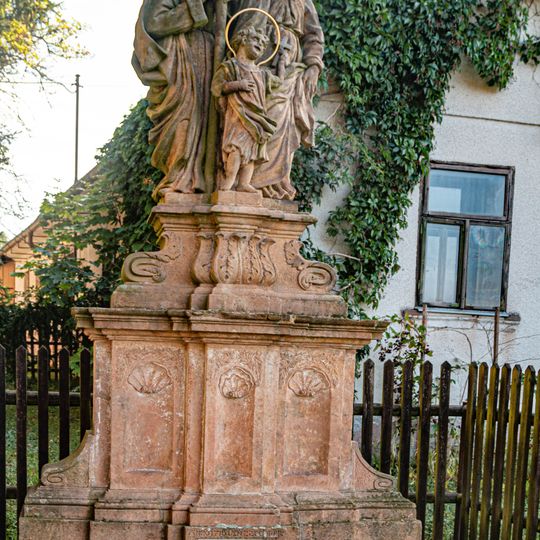 Socha svaté Rodiny v Biskupské ulici v Nové Pace