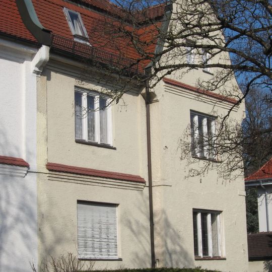 Doppelhaus mit Nr. 10