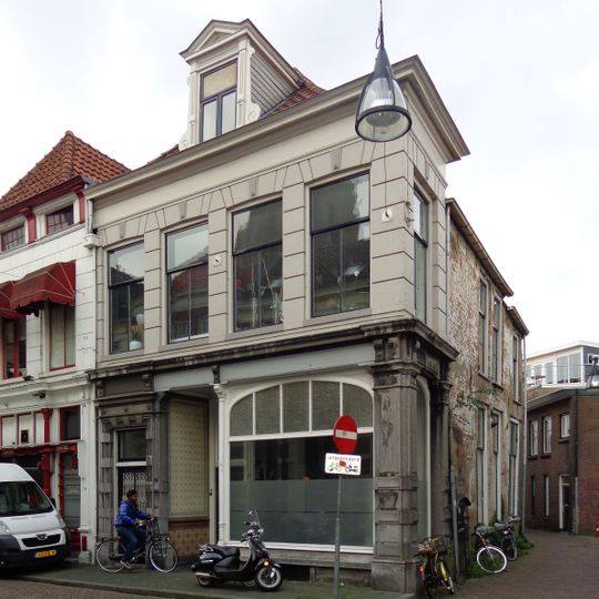 Winkel met bovenwoning in eclectische stijl met neo-renaissancistische en Empire-elementen