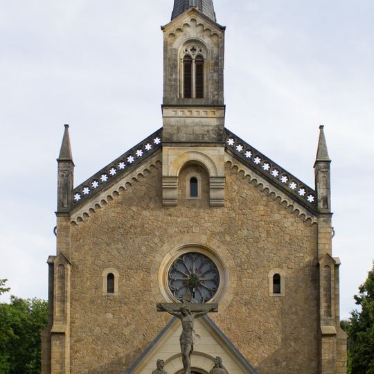 Katholische Heilig-Kreuz-Kirche mit Triumphkreuzgruppe vor der Kirche, der umgebende Kirchgarten mit altem Baumbestand und Garteneinfriedung Struvestraße 19