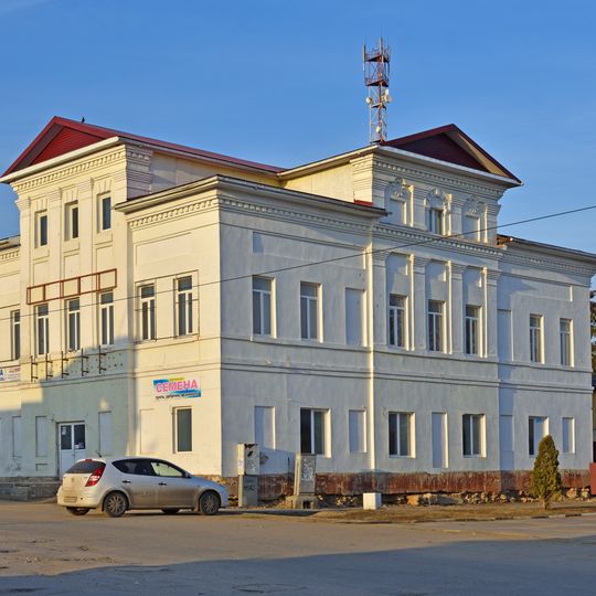 Кирпичный жилой дом