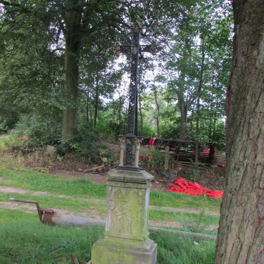 Kříž u autobusové zastávky v Dudíně