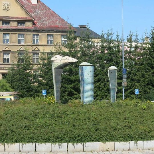 Keramická plastika na kruhovém objezdu v ulici Krkonošská v Jilemnici
