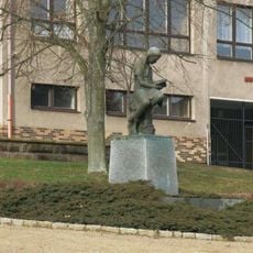 Socha čtoucí dívky před školou v Lomnici nad Popelkou