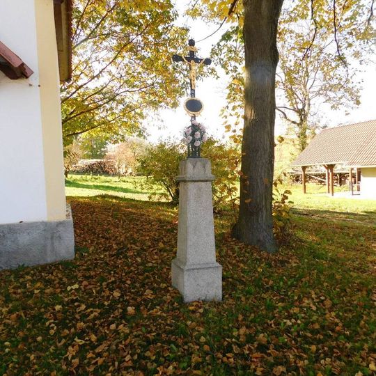 Kříž u kaple ve Vraždových Lhoticích