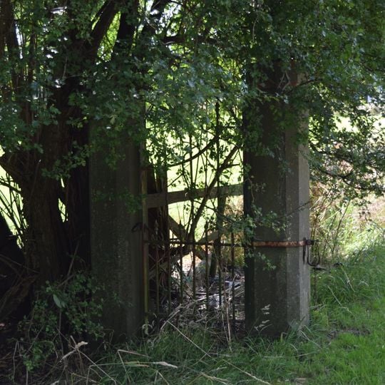 Erfindeling met onder meer stenen toegangspalen met ijzeren hekwerk