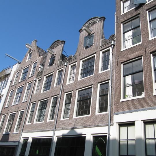 Pand met gevel met latere punttop