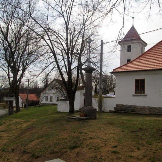 Kříž na návsi v Těchonicích