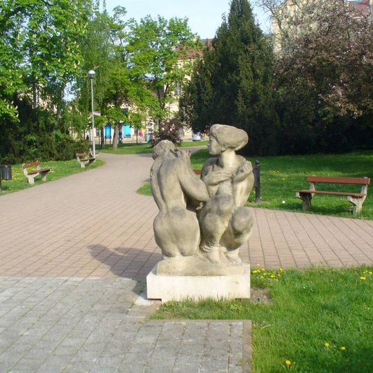 Socha Dvě ženy v parku u nádraží v Teplicích