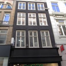 Pand met gevel onder rechte lijst met triglyfen en klossen