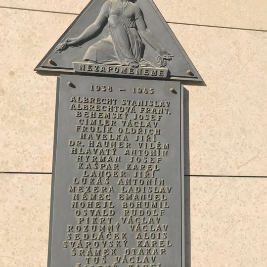 Pamětní deska obětem 2. světové války na budově Budějovická 64/5 v Praze