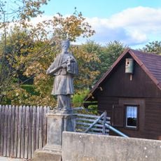 Socha svatého Jana Nepomuckého na mostě v Benešově ulici ve Sloupu v Čechách