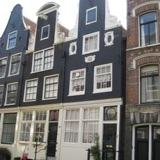 Pand met halsgevel met oeils-de-boeuf