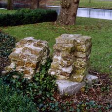Terrein waarin overblijfselen van een curtis (a), het kasteel van Wateringen (b), een klooster Datering (c)