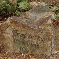 Pamětní kámen u pomníka padlým
