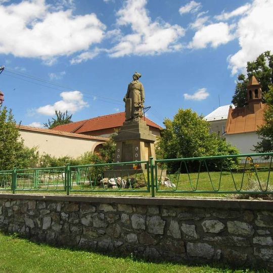 Pomník padlým v Měníku na návsi