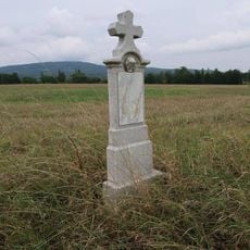 Kamenný kříž u silnice západně od Hostomic