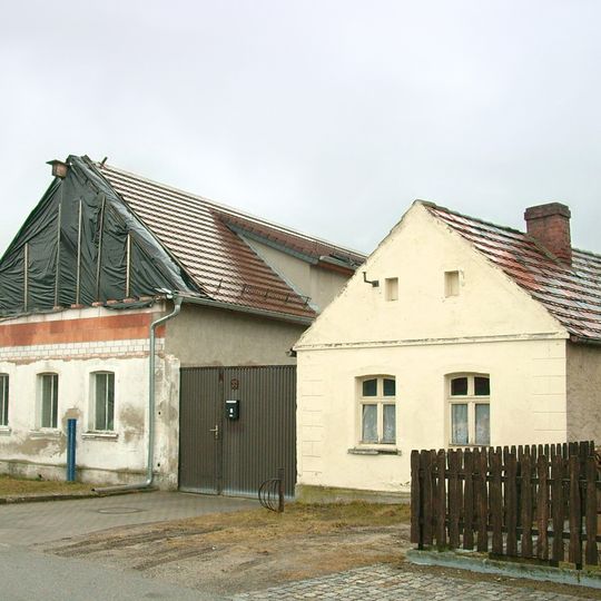 Wohnhaus, Auszugshaus und Scheune eines Dreiseithofes Dorfaue 30