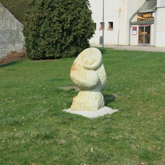 Kamenná plastika u Kulturního domu v Konstantinových Lázních